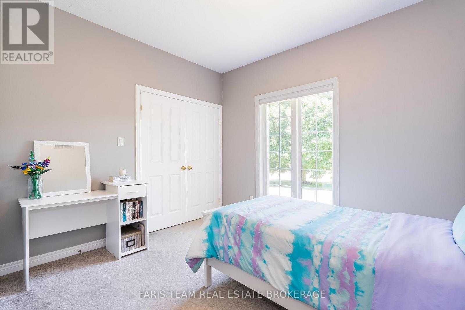35 Parr Boulevard, Springwater, ON - Indoor Photo Showing Bedroom
