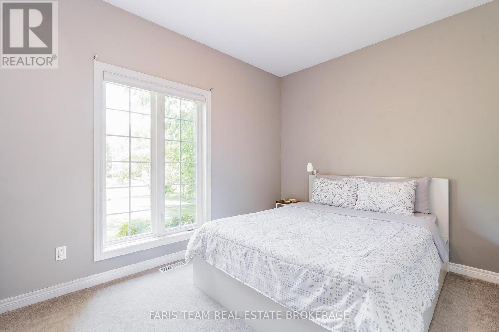 35 Parr Boulevard, Springwater, ON - Indoor Photo Showing Bedroom