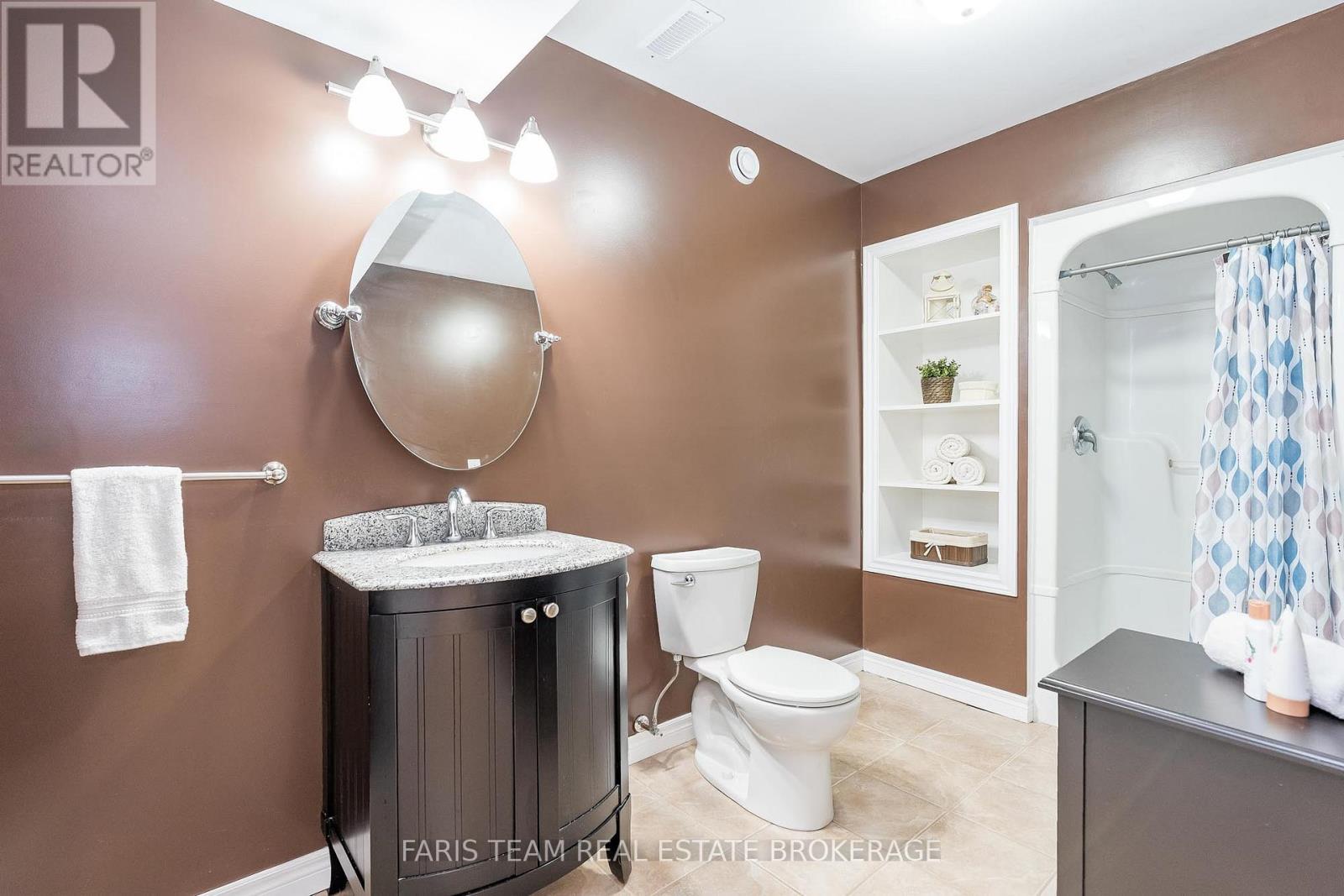 35 Parr Boulevard, Springwater, ON - Indoor Photo Showing Bathroom