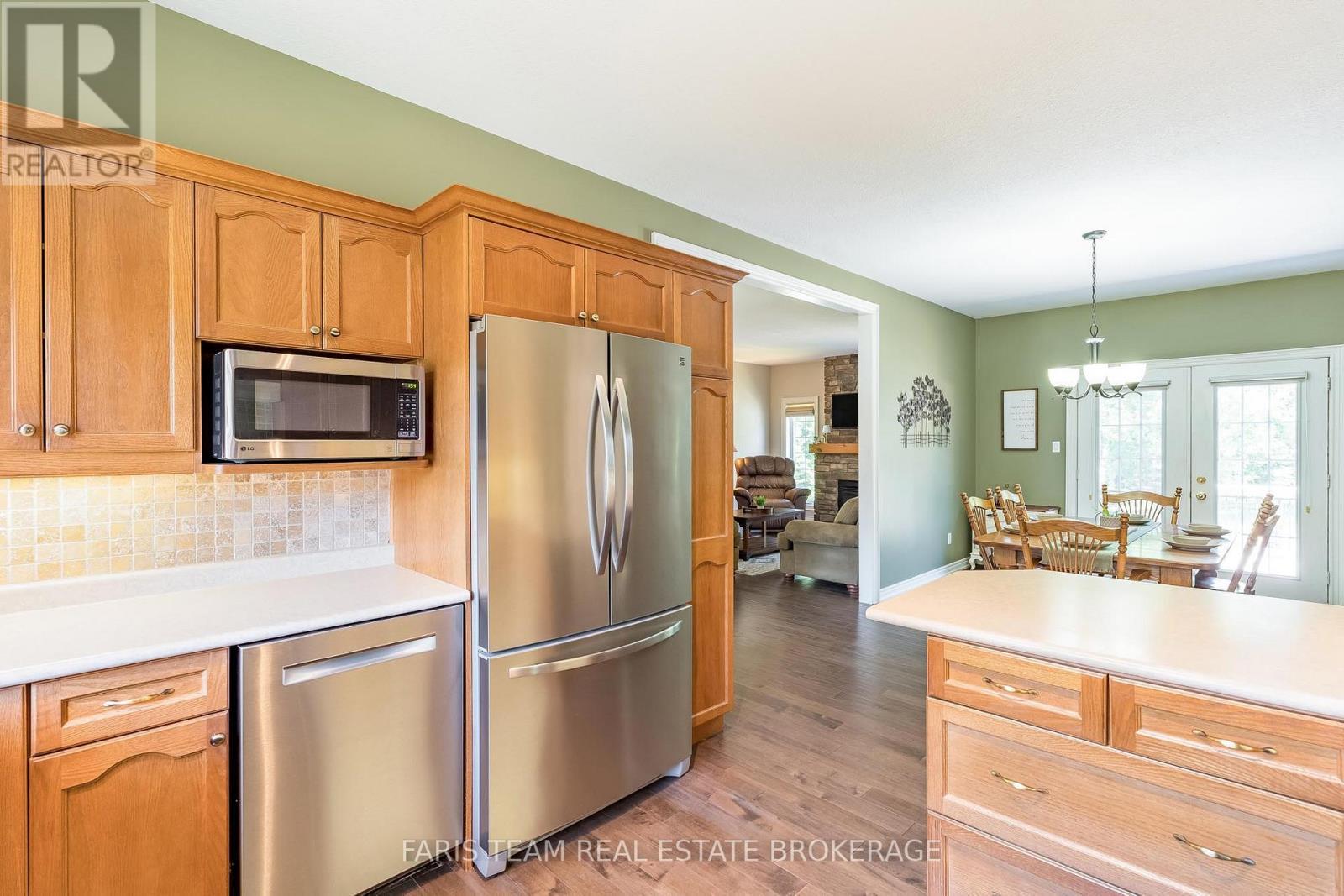 35 Parr Boulevard, Springwater, ON - Indoor Photo Showing Kitchen