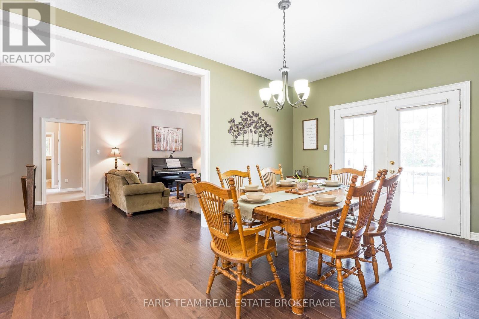 35 Parr Boulevard, Springwater, ON - Indoor Photo Showing Dining Room