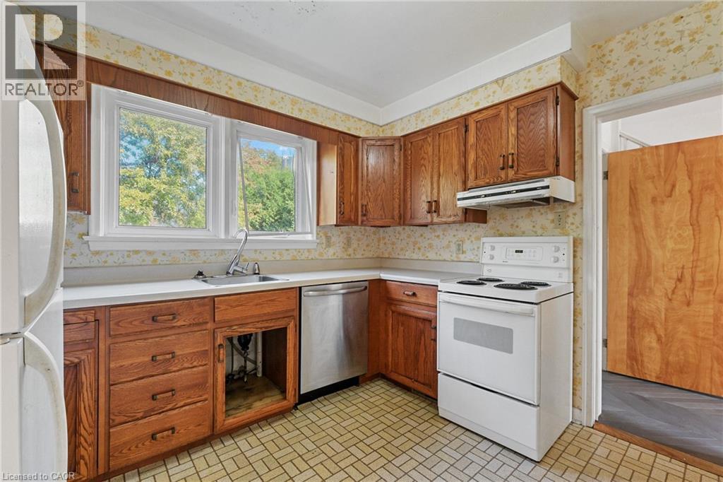 809 Smyth Road, Ottawa, ON - Indoor Photo Showing Kitchen With Double Sink
