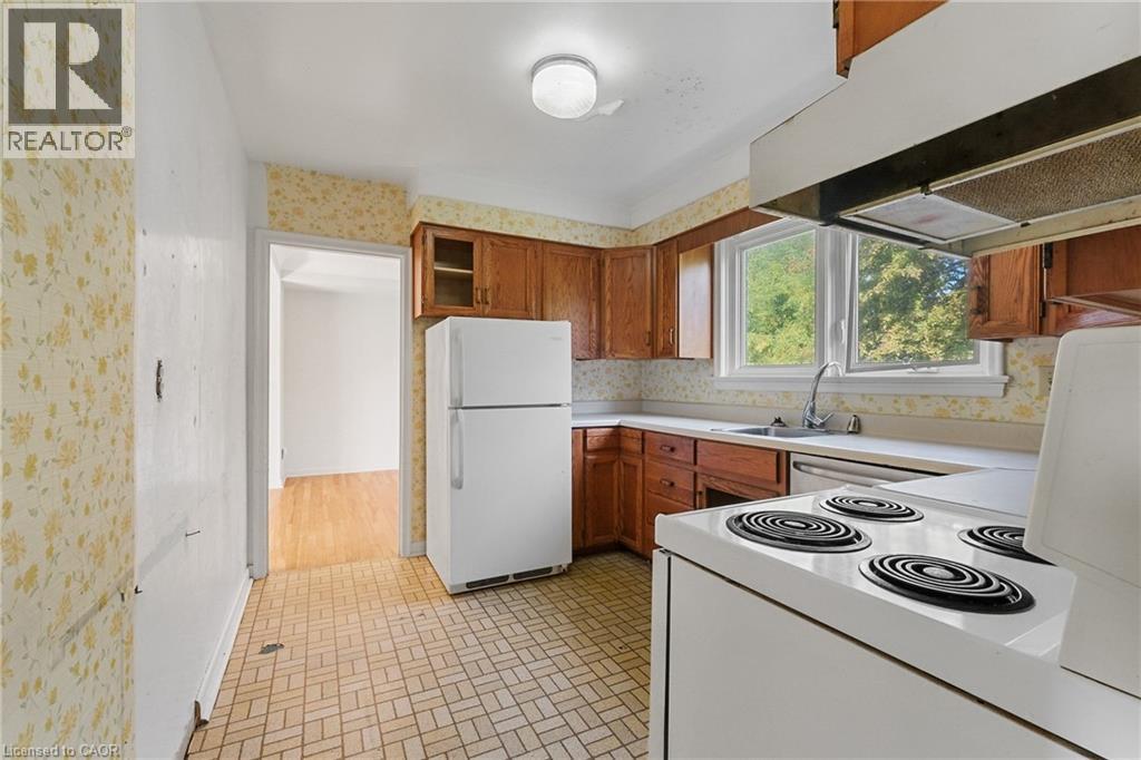 809 Smyth Road, Ottawa, ON - Indoor Photo Showing Kitchen