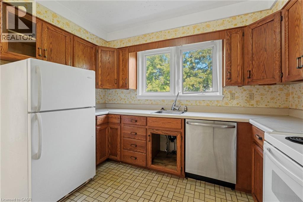 809 Smyth Road, Ottawa, ON - Indoor Photo Showing Kitchen