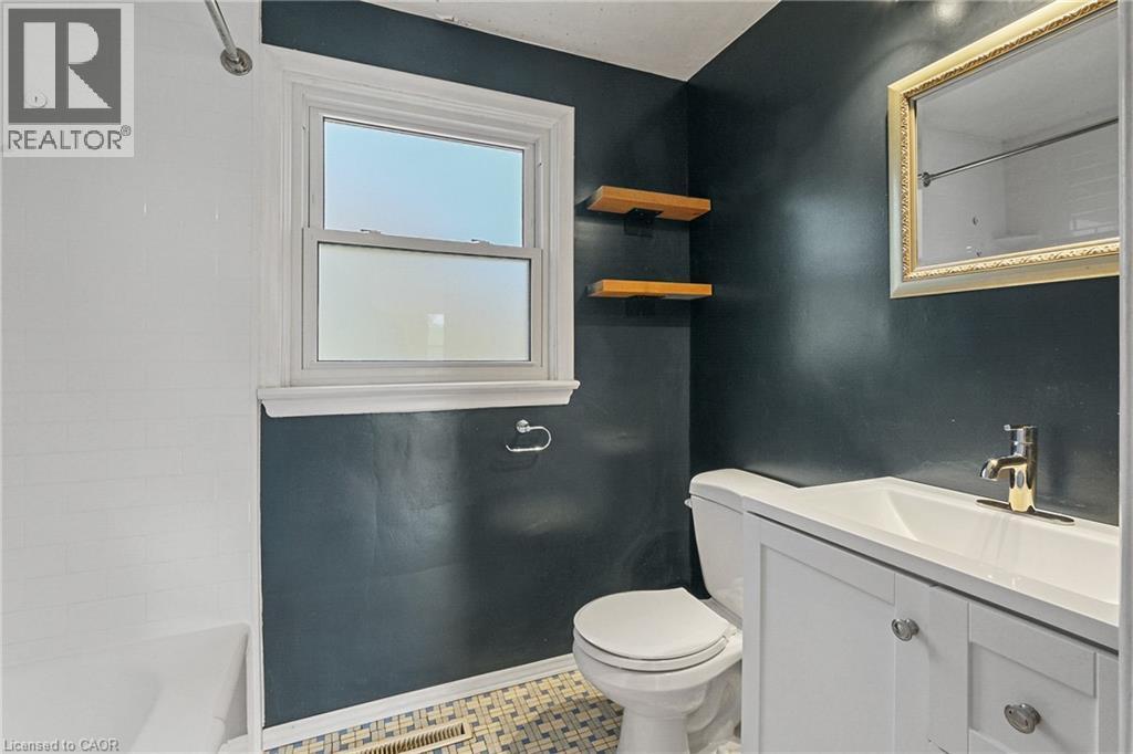 809 Smyth Road, Ottawa, ON - Indoor Photo Showing Bathroom