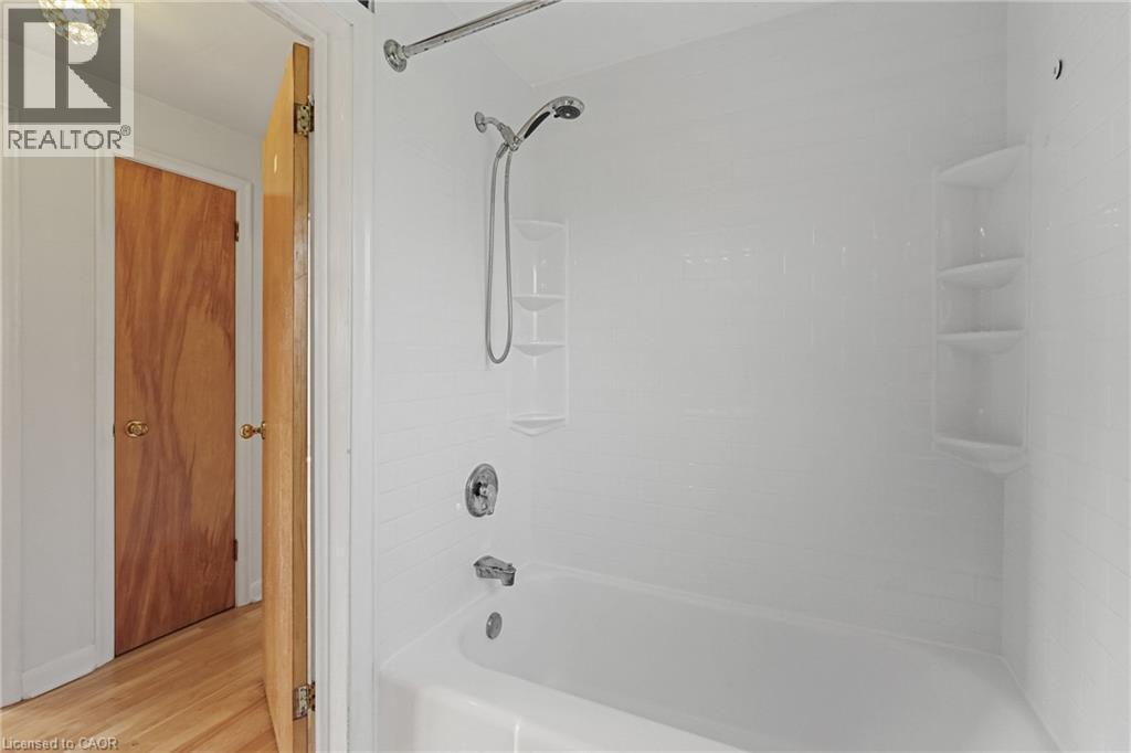 809 Smyth Road, Ottawa, ON - Indoor Photo Showing Bathroom