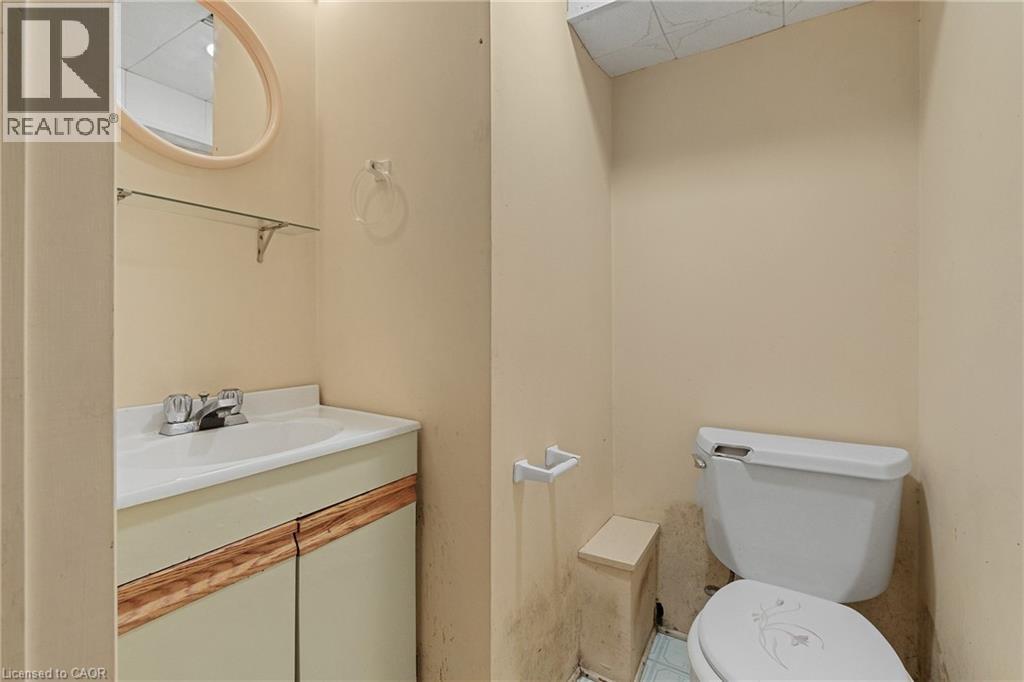 809 Smyth Road, Ottawa, ON - Indoor Photo Showing Bathroom