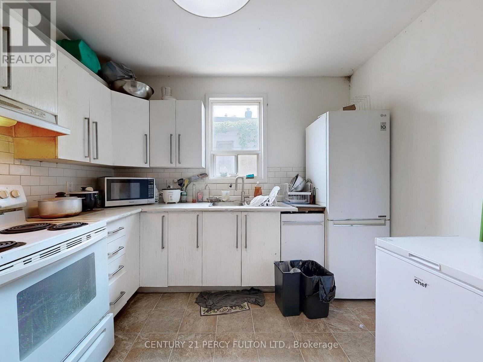 48 St Dunstan Drive, Toronto, ON - Indoor Photo Showing Kitchen