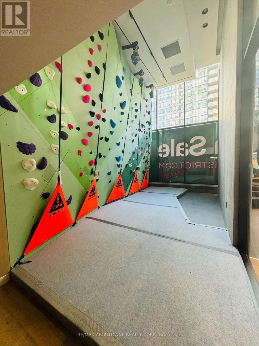 Climbing - 3709 - 395 Square One Drive, Mississauga, ON - Indoor Photo Showing Other Room