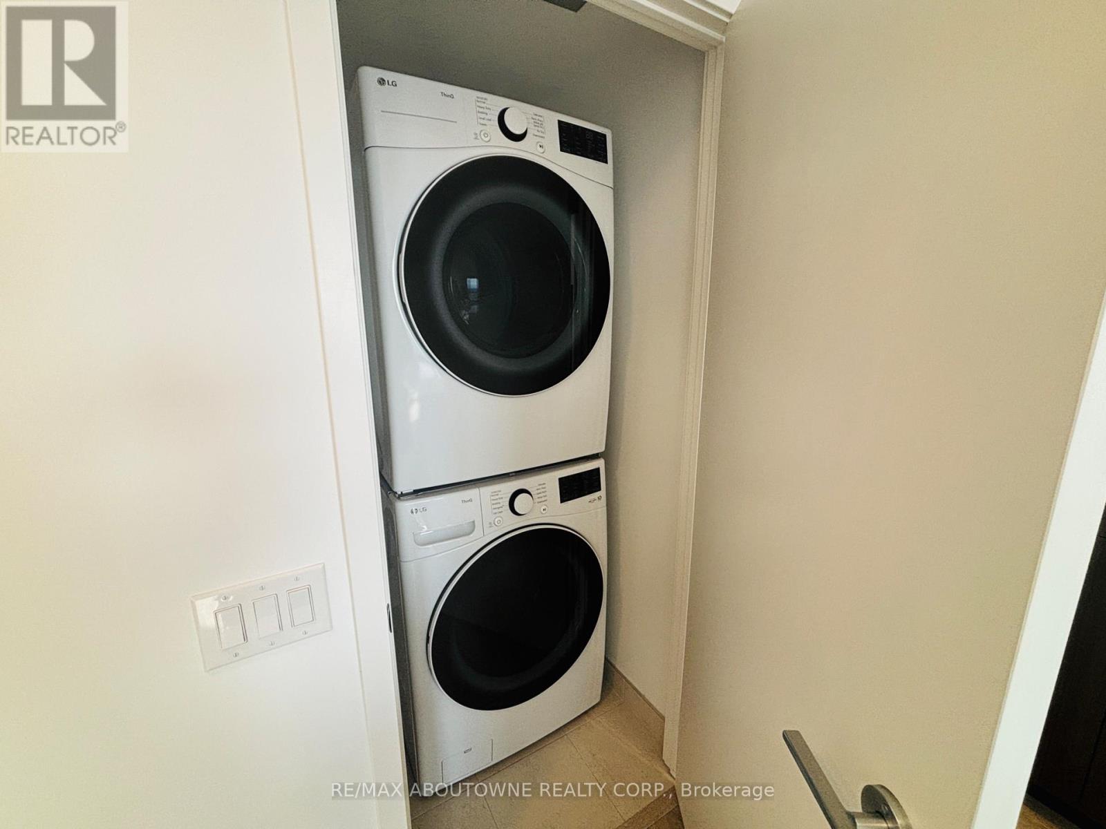 3709 - 395 Square One Drive, Mississauga, ON - Indoor Photo Showing Laundry Room