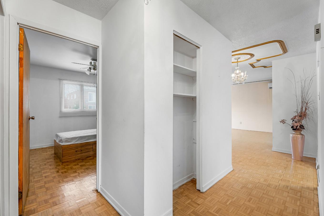 Hall d'entrée/Vestibule - 101 16E Rue, Laval (Laval-Des-Rapides), QC - Indoor Photo Showing Other Room