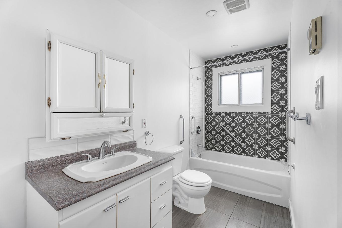 Salle de bains - 101 16E Rue, Laval (Laval-Des-Rapides), QC - Indoor Photo Showing Bathroom