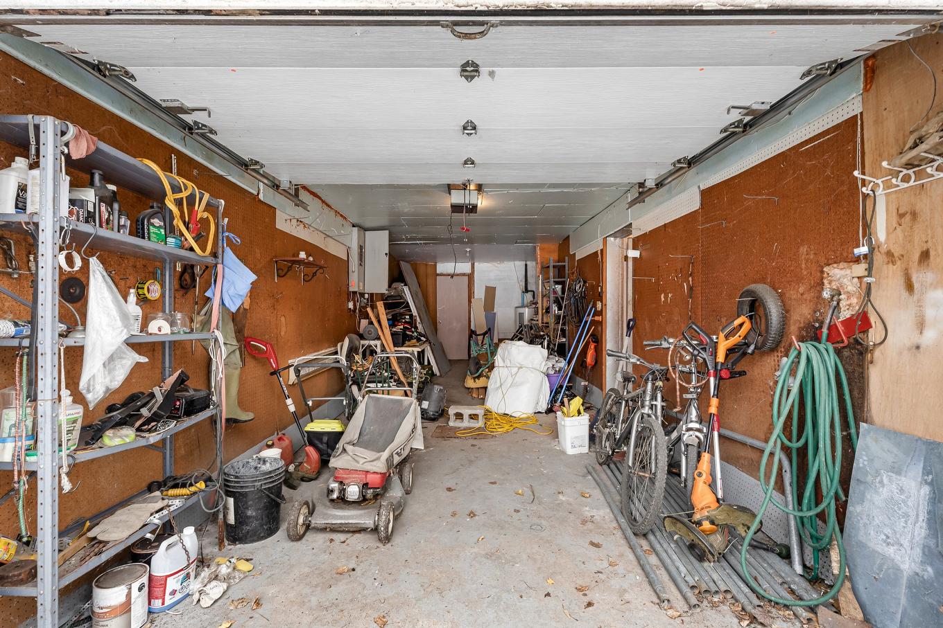 Garage - 101 16E Rue, Laval (Laval-Des-Rapides), QC - Indoor Photo Showing Garage