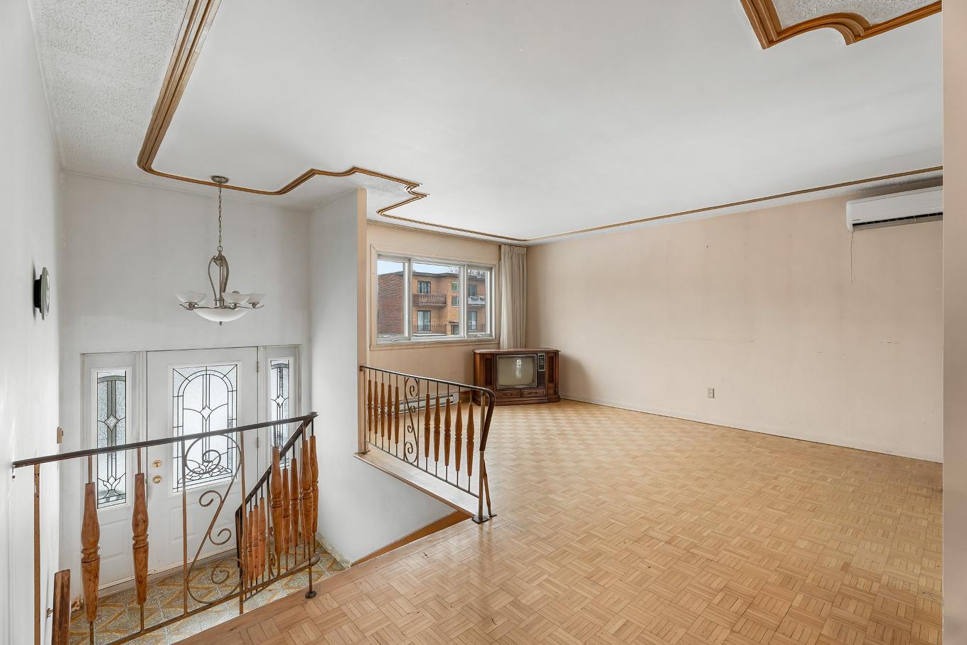 Salon - 101 16E Rue, Laval (Laval-Des-Rapides), QC - Indoor Photo Showing Other Room