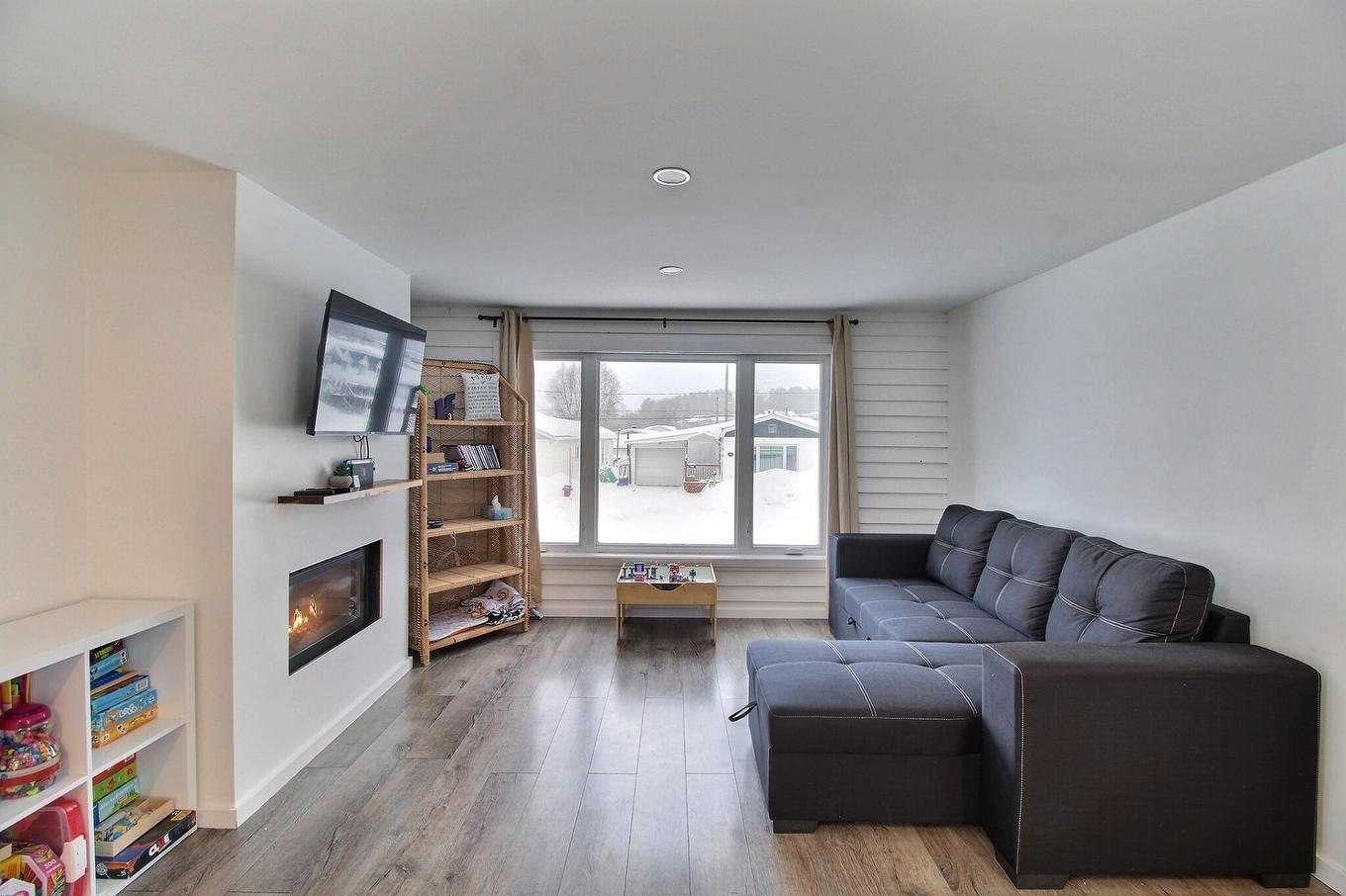 Salon - 1683 Rue Bellevue, Val-D'Or, QC - Indoor Photo Showing Living Room With Fireplace