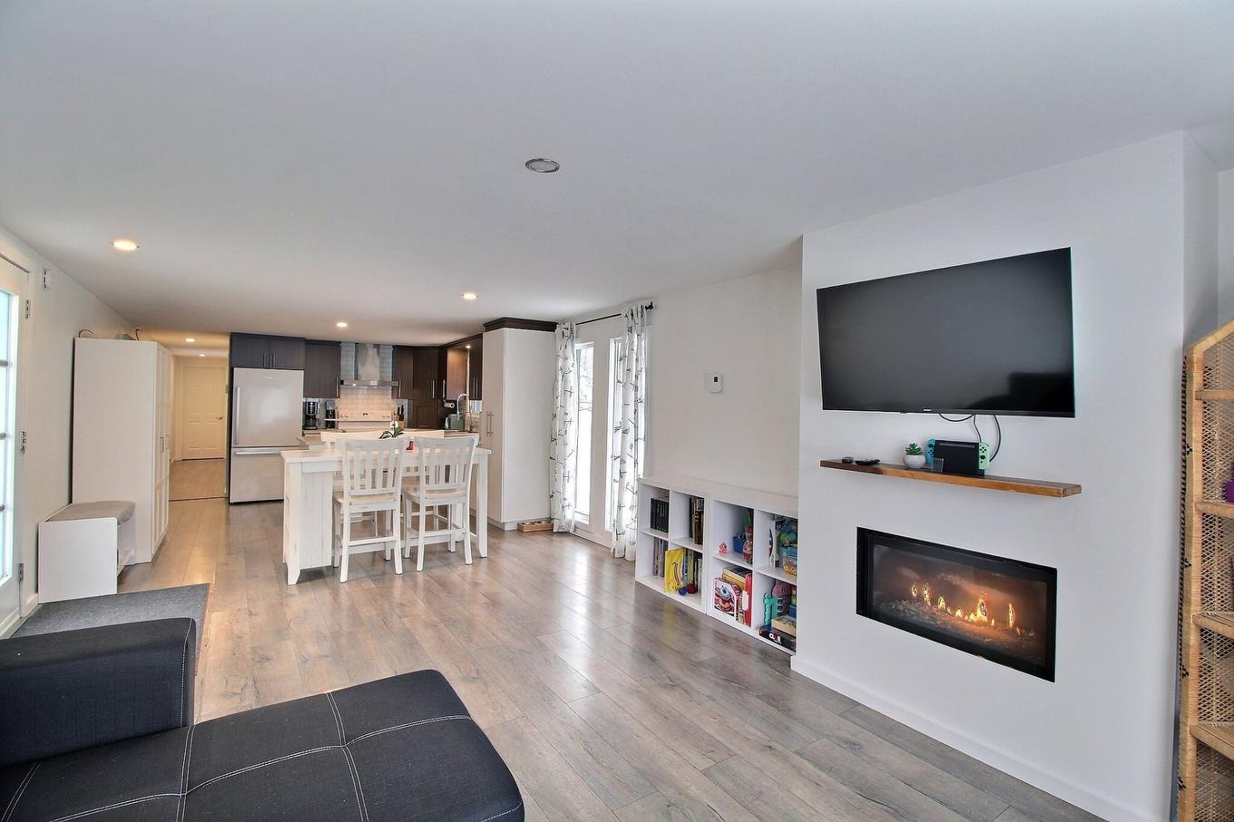 Vue d'ensemble - 1683 Rue Bellevue, Val-D'Or, QC - Indoor Photo Showing Living Room With Fireplace