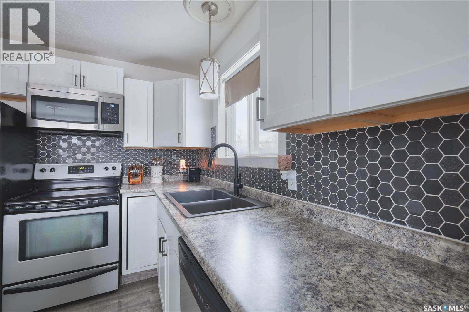 313 Centennial Boulevard, Warman, SK - Indoor Photo Showing Kitchen With Double Sink
