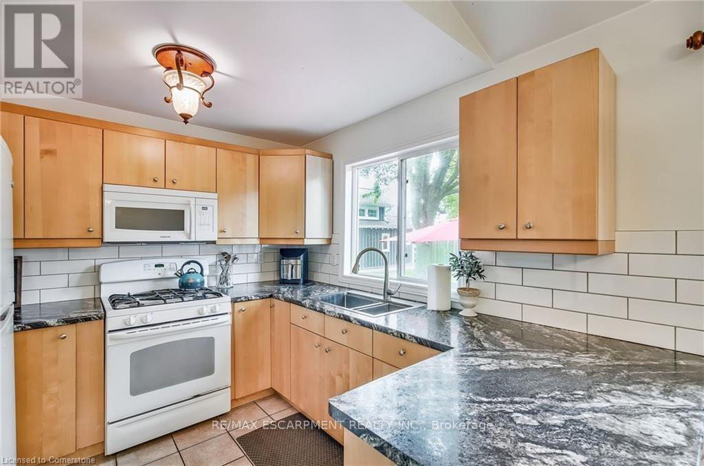 8 Beach Road, Haldimand, ON - Indoor Photo Showing Kitchen With Double Sink
