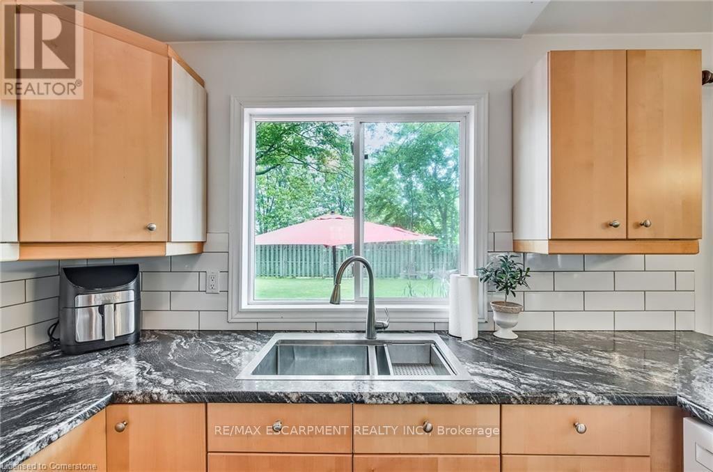 8 Beach Road, Haldimand, ON - Indoor Photo Showing Kitchen With Double Sink