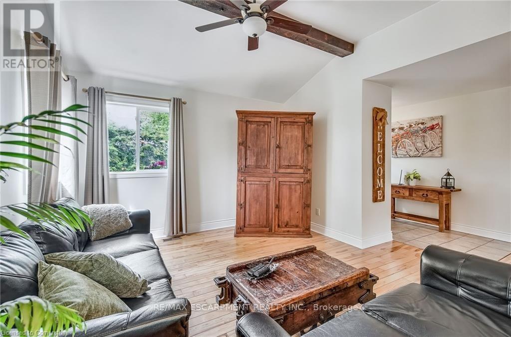8 Beach Road, Haldimand, ON - Indoor Photo Showing Living Room
