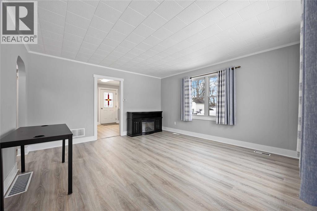 460 Ontario Street, Warwick-Watford, ON - Indoor Photo Showing Living Room With Fireplace