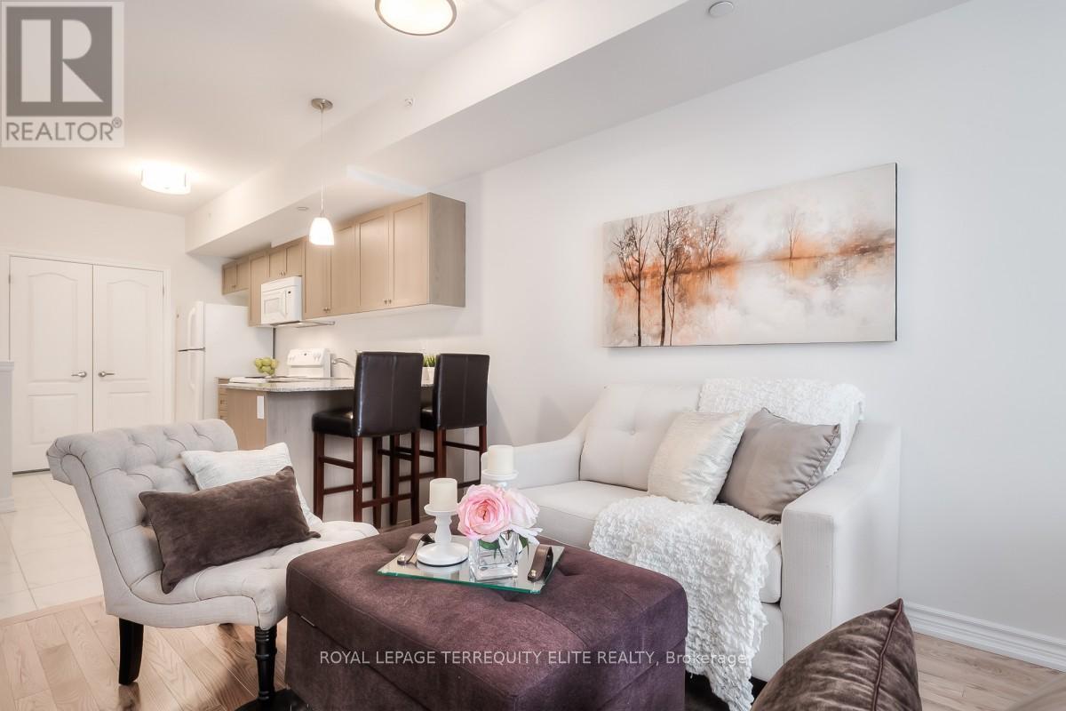15 - 39 Drewry Avenue, Toronto, ON - Indoor Photo Showing Living Room