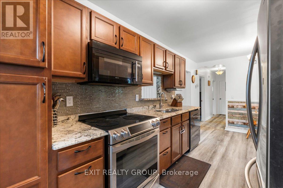 29 Barry Road, Quinte West (Murray Ward), ON - Indoor Photo Showing Kitchen