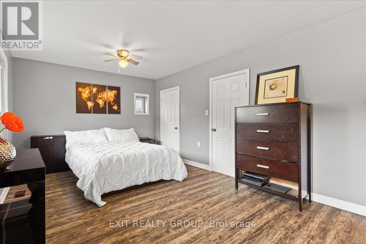 29 Barry Road, Quinte West (Murray Ward), ON - Indoor Photo Showing Bedroom