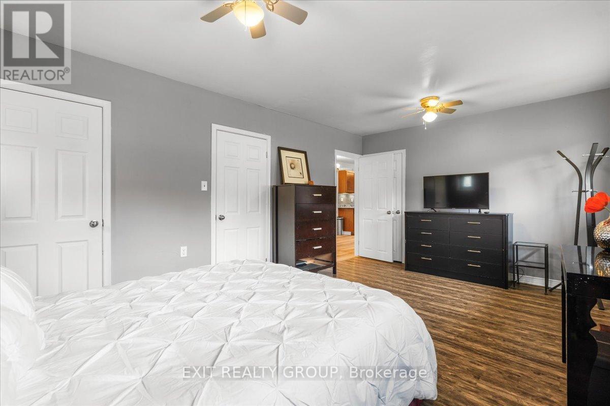 29 Barry Road, Quinte West (Murray Ward), ON - Indoor Photo Showing Bedroom