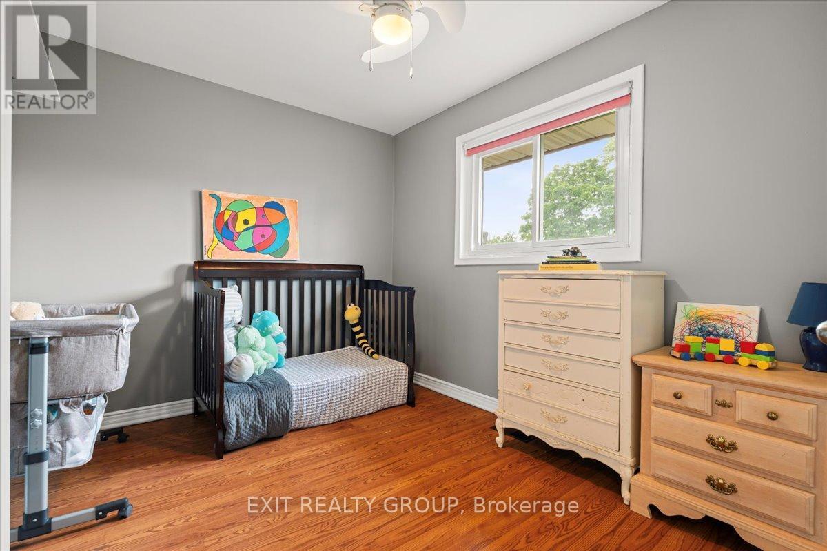 29 Barry Road, Quinte West (Murray Ward), ON - Indoor Photo Showing Bedroom