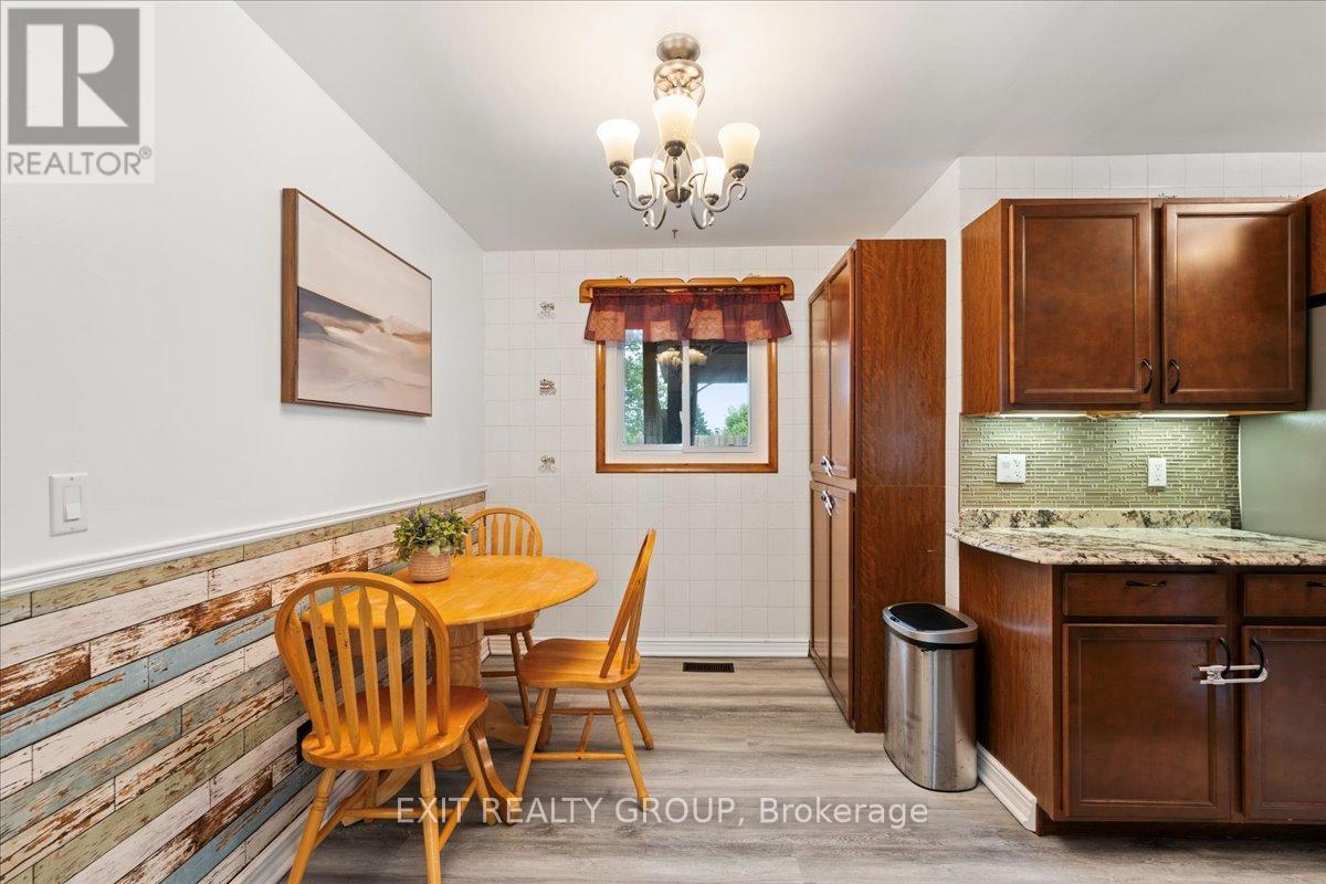 29 Barry Road, Quinte West (Murray Ward), ON - Indoor Photo Showing Dining Room