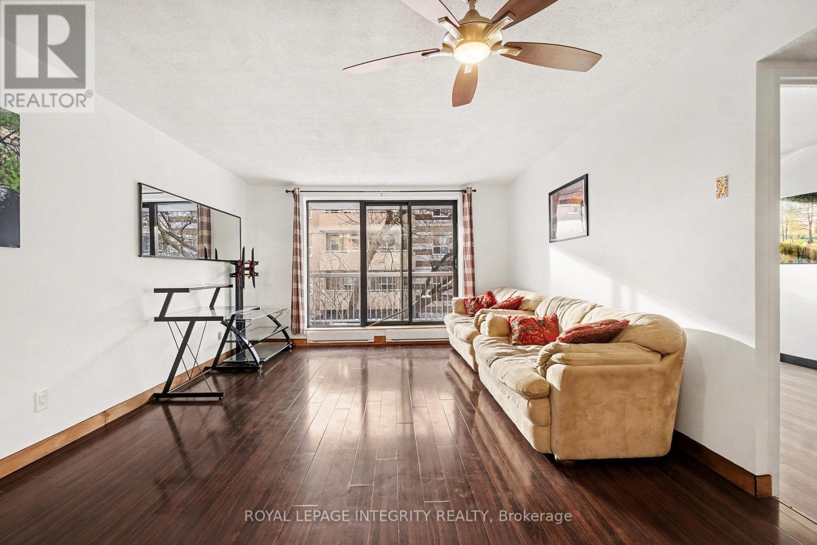 207 - 1180 Ohio Street, Ottawa, ON - Indoor Photo Showing Living Room
