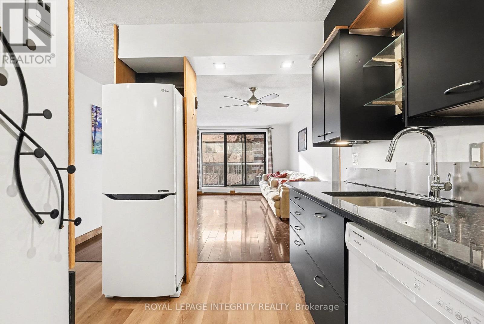207 - 1180 Ohio Street, Ottawa, ON - Indoor Photo Showing Kitchen