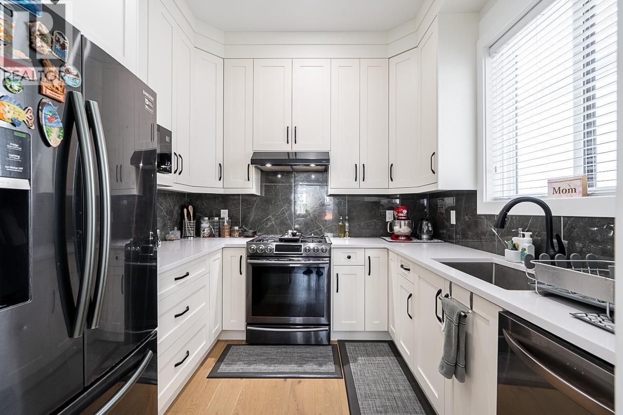 23091 134 Loop, Maple Ridge, BC - Indoor Photo Showing Kitchen