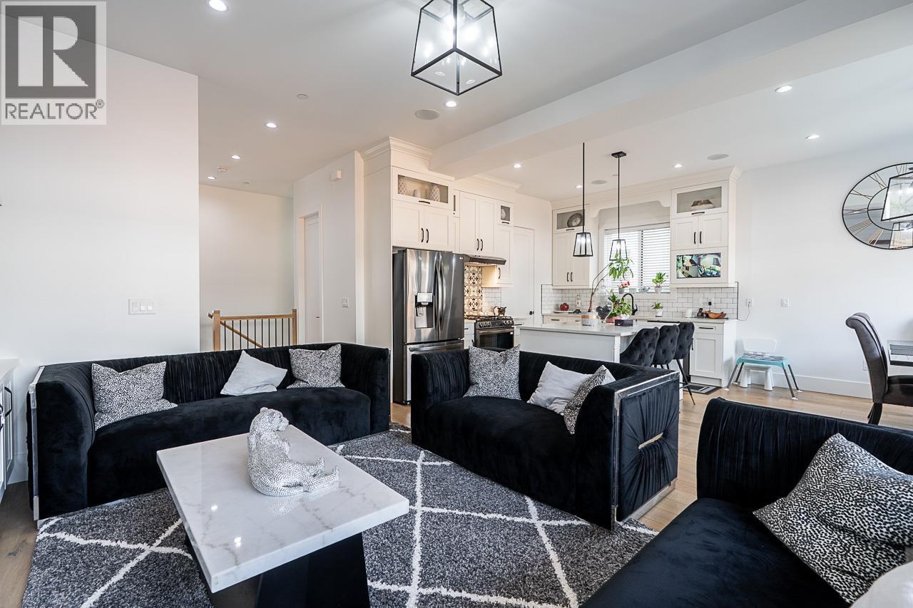 23091 134 Loop, Maple Ridge, BC - Indoor Photo Showing Living Room