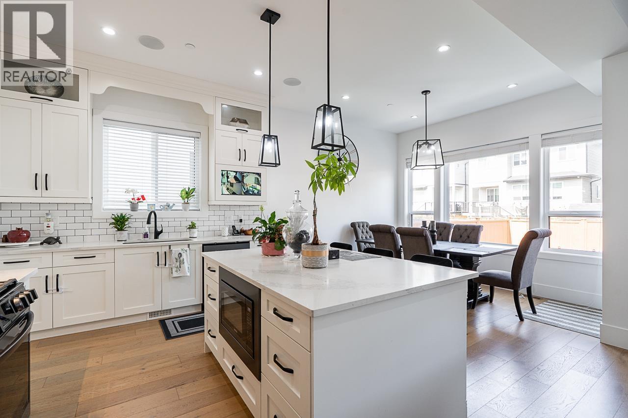 23091 134 Loop, Maple Ridge, BC - Indoor Photo Showing Kitchen With Upgraded Kitchen