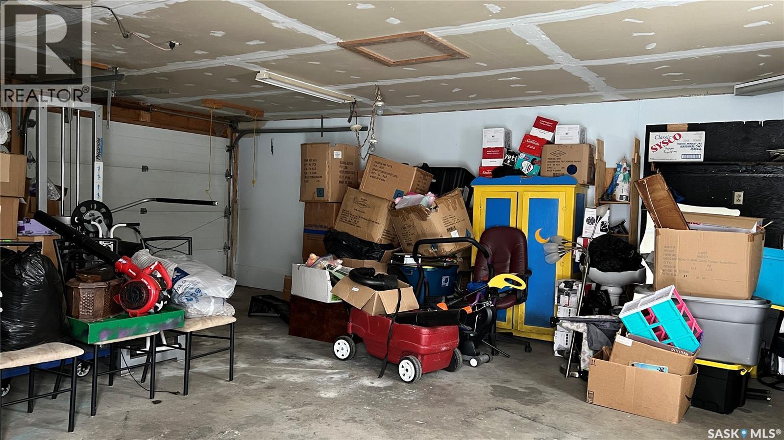 310 5Th Avenue, Cudworth, SK - Indoor Photo Showing Garage