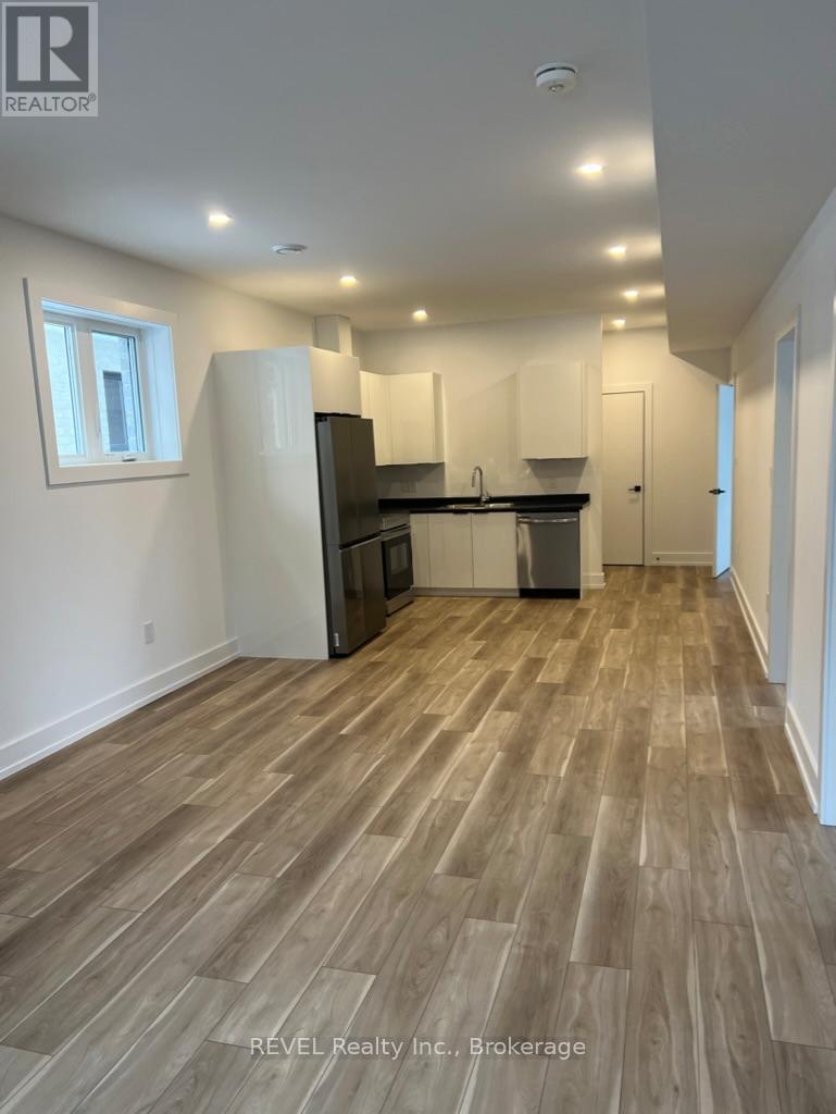 6129 Curlin Crescent, Niagara Falls (Forestview), ON - Indoor Photo Showing Kitchen