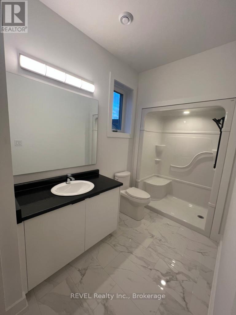 6129 Curlin Crescent, Niagara Falls (Forestview), ON - Indoor Photo Showing Bathroom