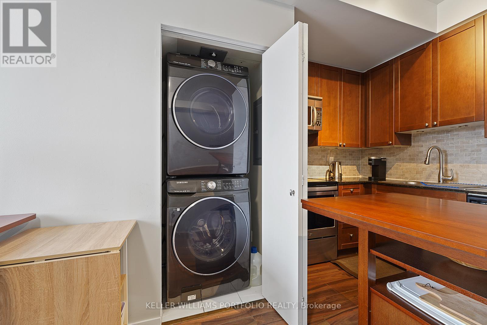 505 - 30 Canterbury Place, Toronto, ON - Indoor Photo Showing Laundry Room