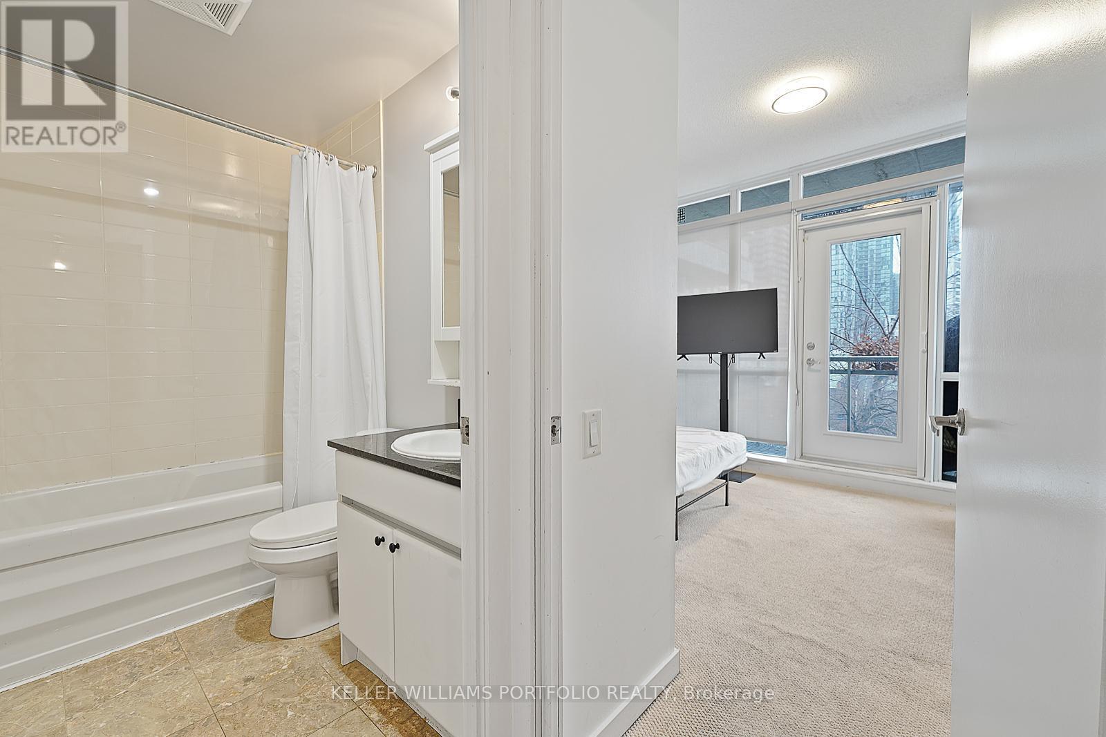 505 - 30 Canterbury Place, Toronto, ON - Indoor Photo Showing Bathroom
