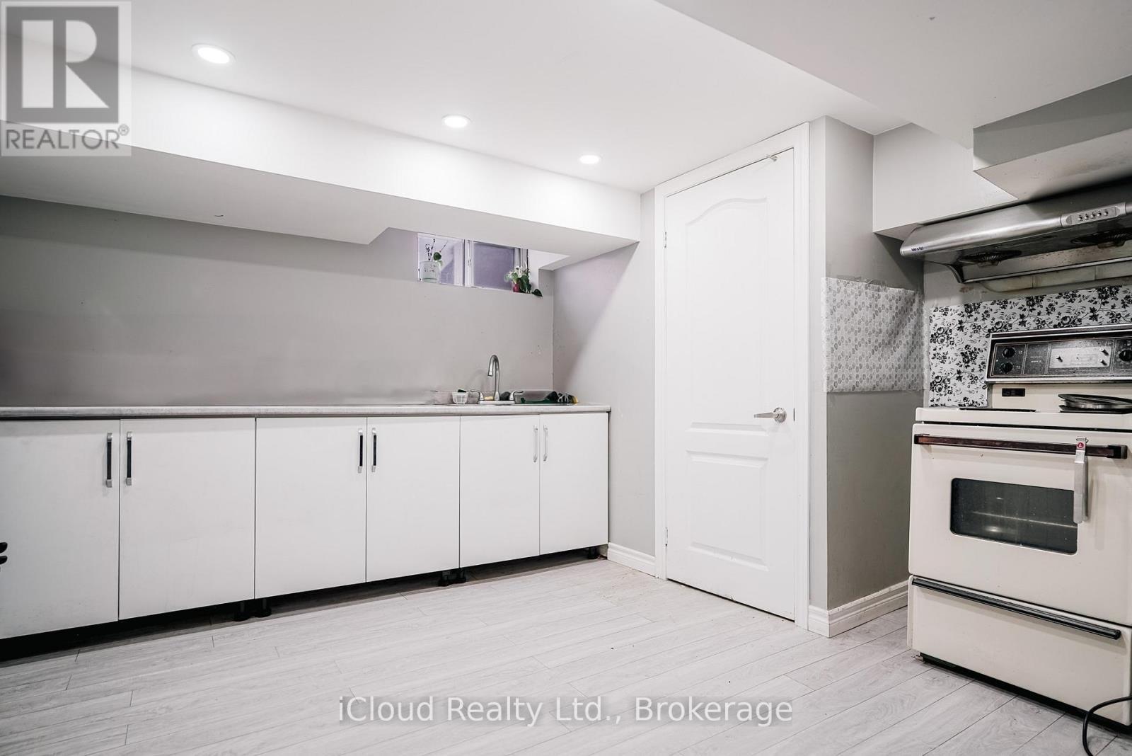 8 Chandler Drive, Toronto, ON - Indoor Photo Showing Kitchen