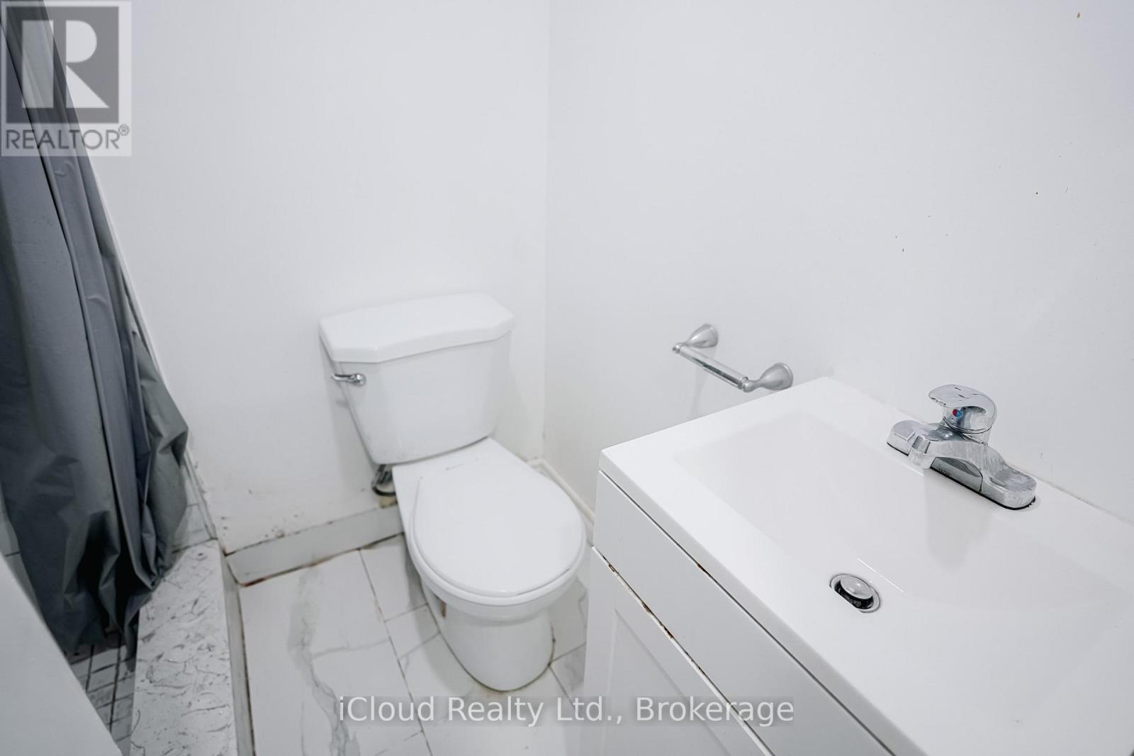 8 Chandler Drive, Toronto, ON - Indoor Photo Showing Bathroom