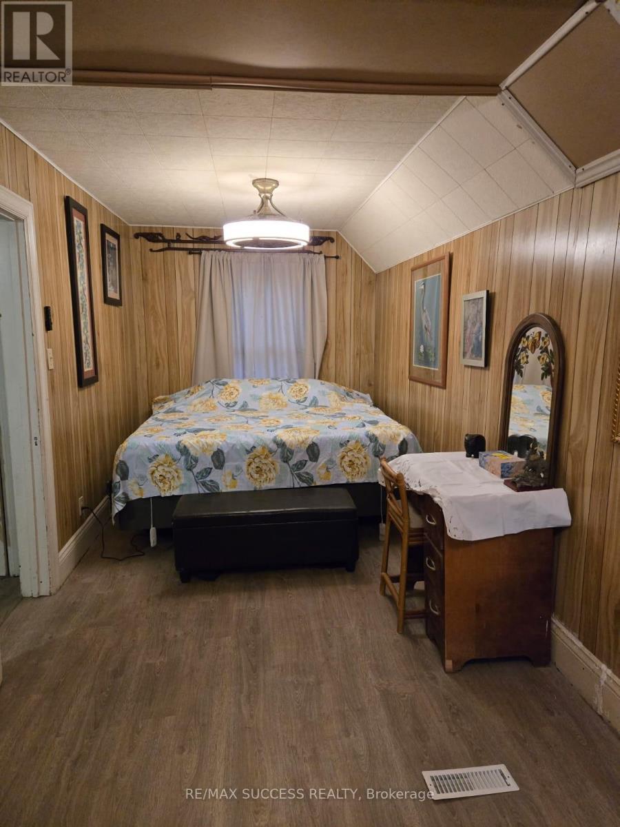 153 Barnesdale Avenue N, Hamilton, ON - Indoor Photo Showing Bedroom