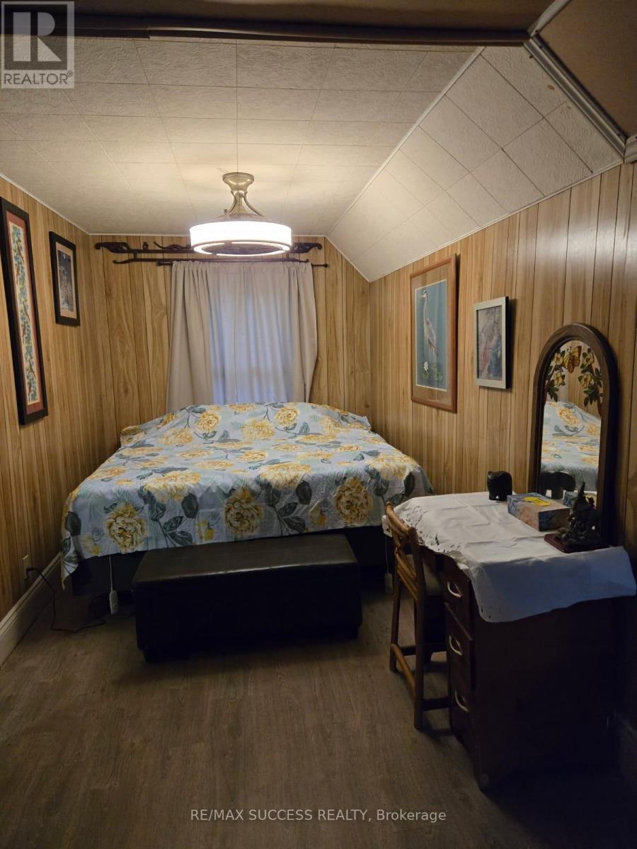 153 Barnesdale Avenue N, Hamilton, ON - Indoor Photo Showing Bedroom