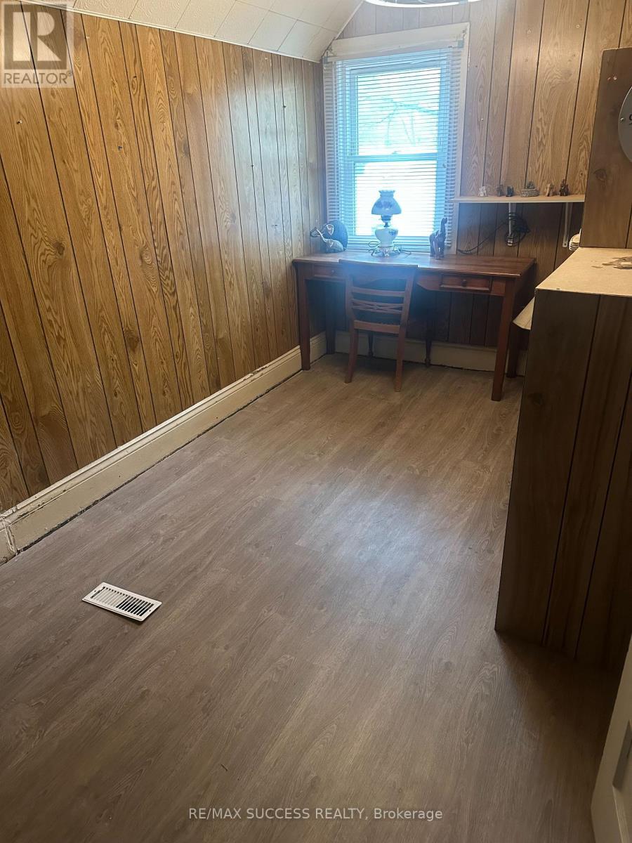 153 Barnesdale Avenue N, Hamilton, ON - Indoor