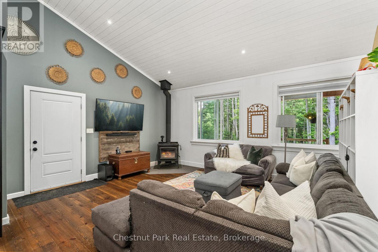 2698 Old Muskoka Road, Huntsville (Stephenson), ON - Indoor Photo Showing Living Room