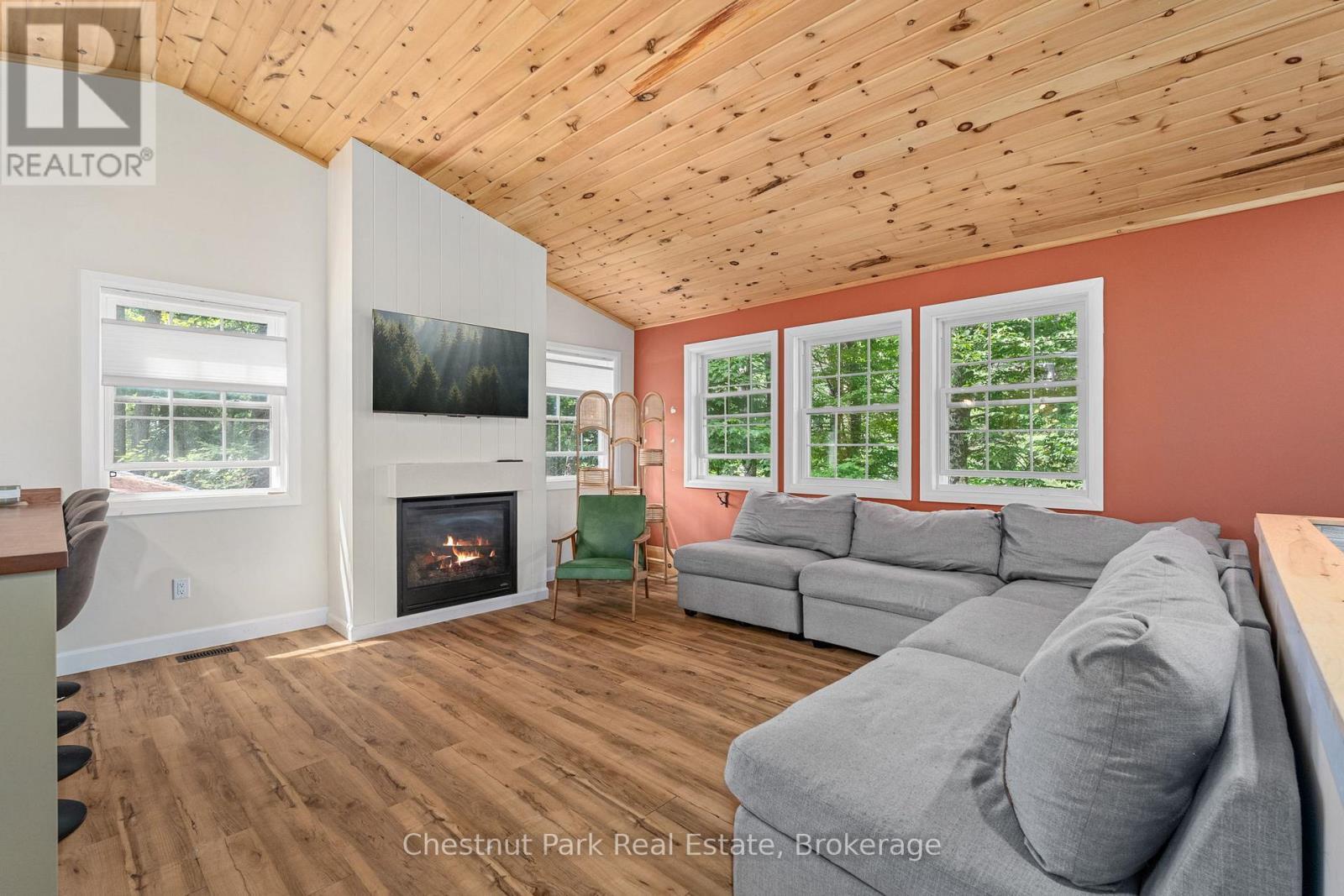 2698 Old Muskoka Road, Huntsville (Stephenson), ON - Indoor Photo Showing Living Room With Fireplace