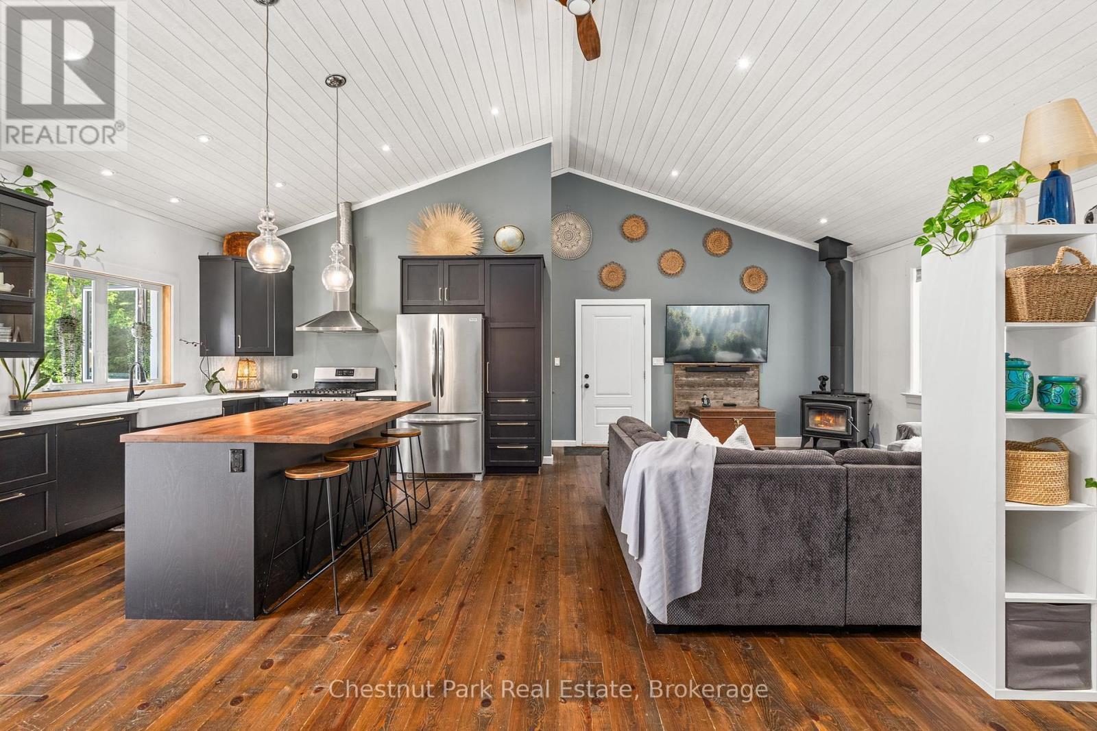 2698 Old Muskoka Road, Huntsville (Stephenson), ON - Indoor Photo Showing Kitchen With Upgraded Kitchen