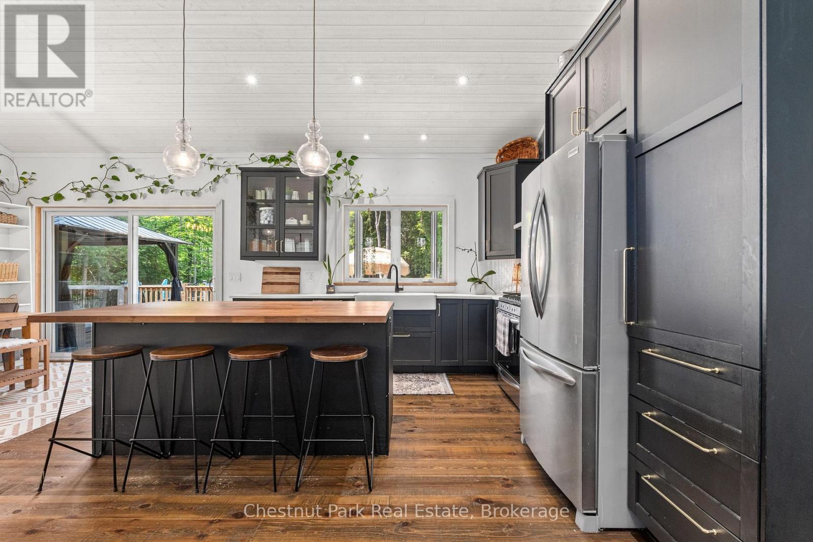 2698 Old Muskoka Road, Huntsville (Stephenson), ON - Indoor Photo Showing Kitchen With Upgraded Kitchen